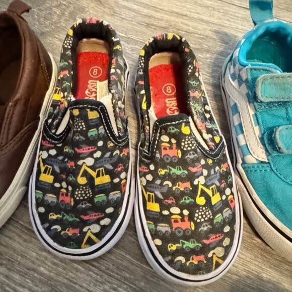 6 pairs of toddler shoes- sizes range from 6-8 - Picture 3 of 8